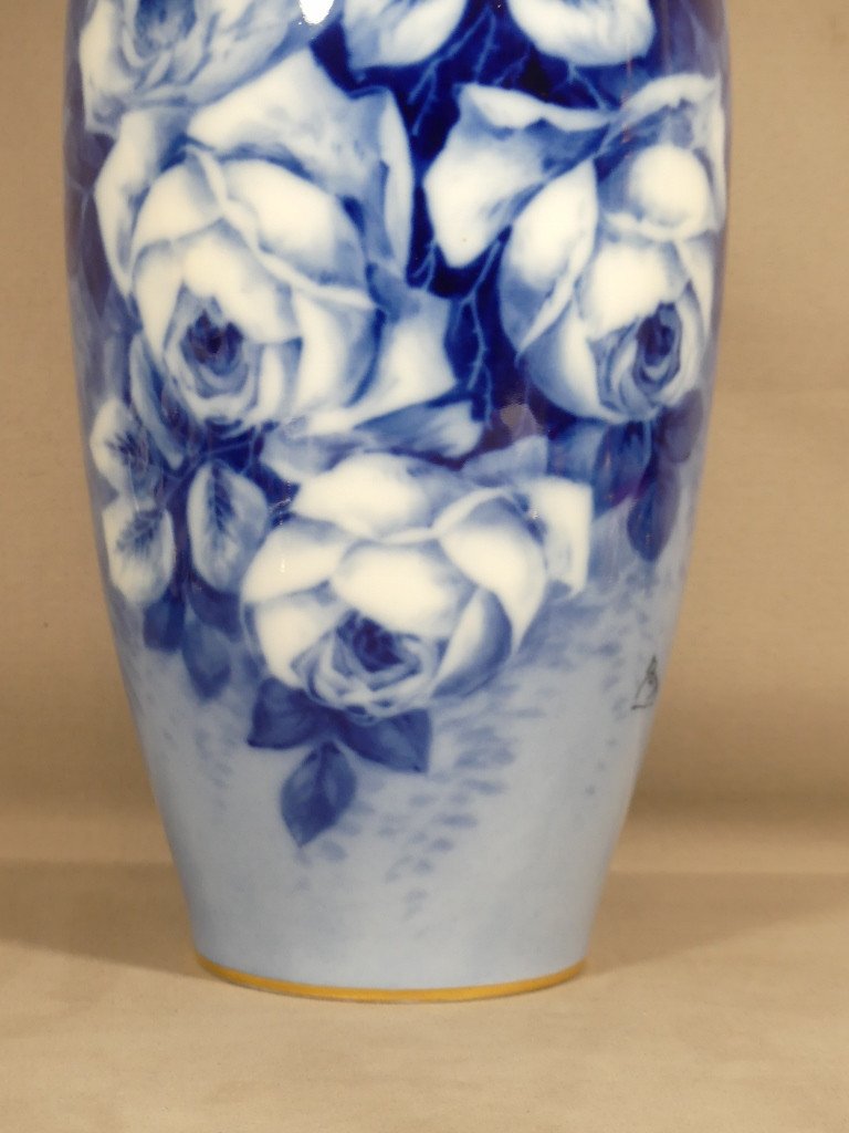 Les Roses, Grand Vase En Porcelaine De Limoges En Dégradé De Bleu, époque 1960-photo-3