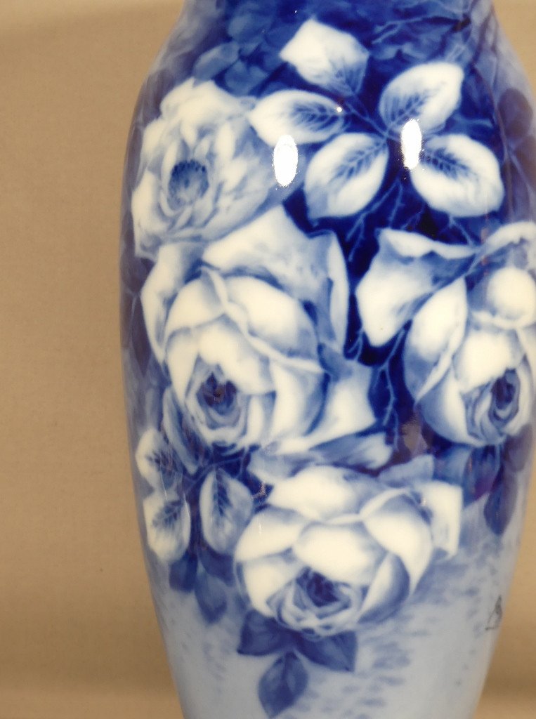 Les Roses, Grand Vase En Porcelaine De Limoges En Dégradé De Bleu, époque 1960-photo-1