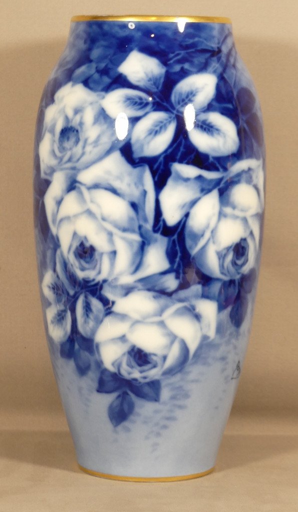 Les Roses, Grand Vase En Porcelaine De Limoges En Dégradé De Bleu, époque 1960