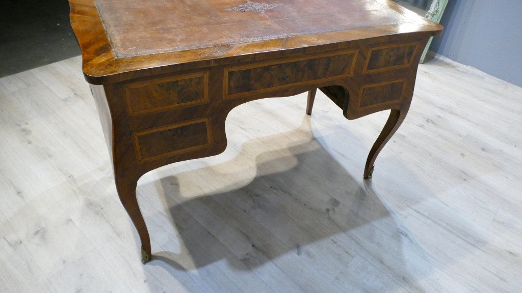 Middle Flat Desk In Walnut And Louis XV Marquetry, 18th Century -photo-3