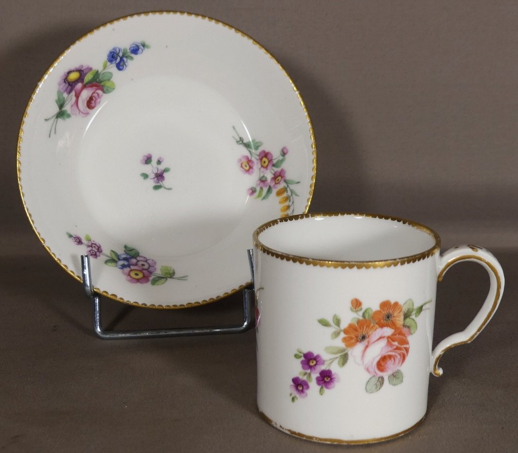 Tasse En Porcelaine De Sèvres XVIII ème Décor De Fleurs, Marque Cc Pour 1780