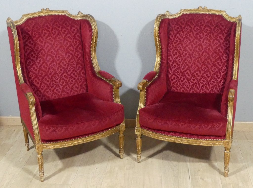 Paire De Bergères à Oreilles Louis XVI En Bois Doré, Recouvert Velours Gaufré Rouge, XIX ème