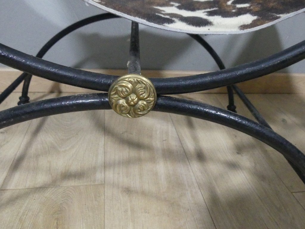 Paire De Fauteuils Fer Forgé Façon Chaises Longues Et Peau De Vache, époque XX ème-photo-2