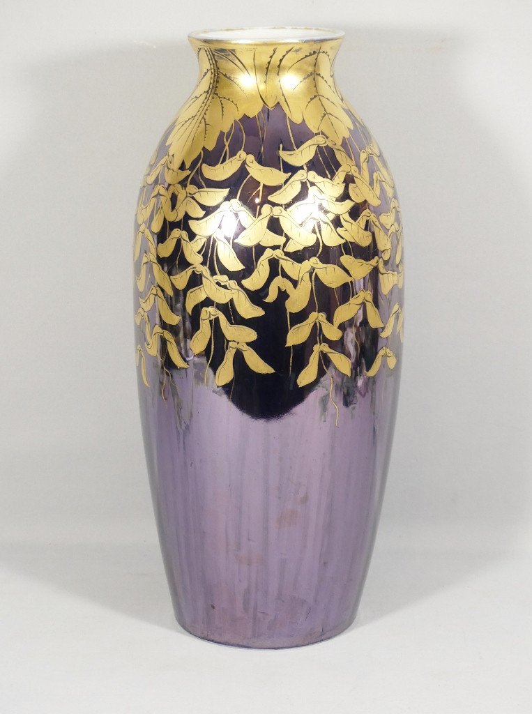 Tr&egrave;s Grand Vase En Porcelaine &agrave; La Glycine D&eacute;cor Dor&eacute; Sur Fond Violet Lustr&eacute;, Limoges D&eacute;but XX 