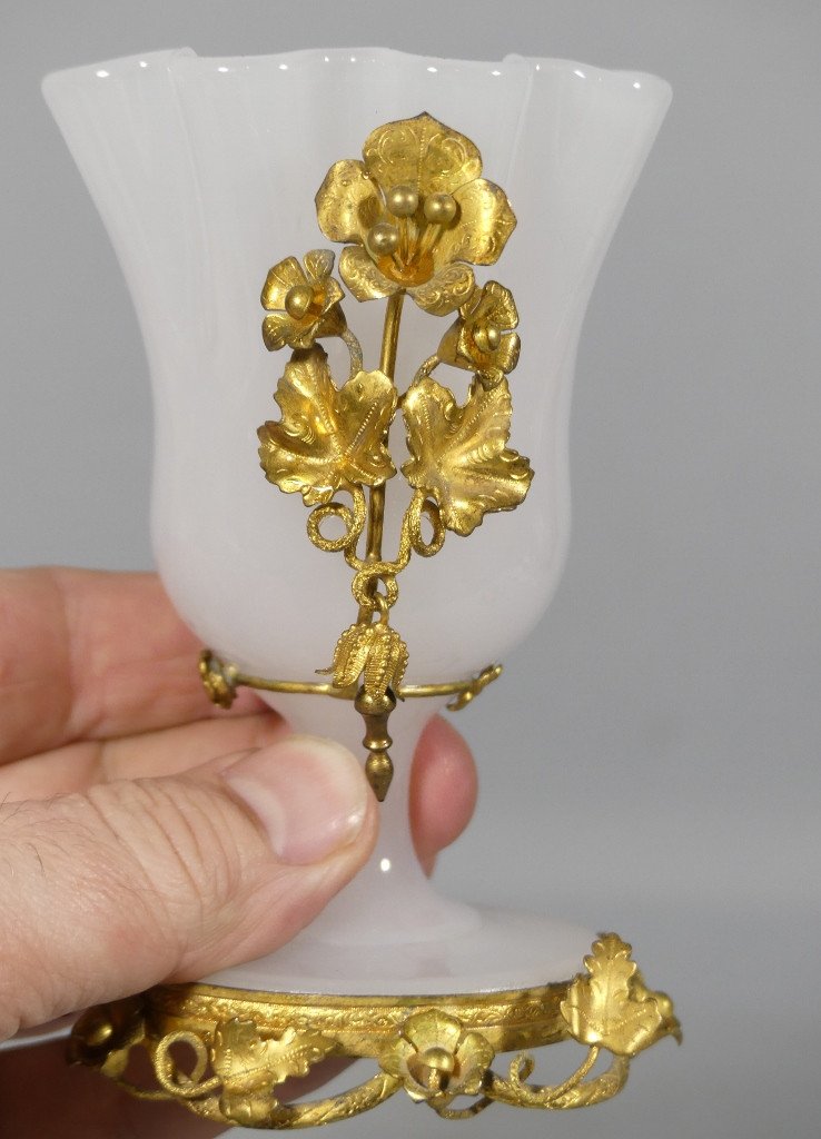 Small White Opaline Vase With Brass Frame And Flowers, Vines And Bells, 19th Century-photo-2