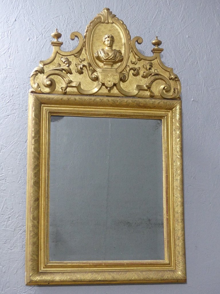 Louis XIV Period Mirror In Gilded Wood, Bérain Decor And Antique Bust Pediment, Early 18th Century