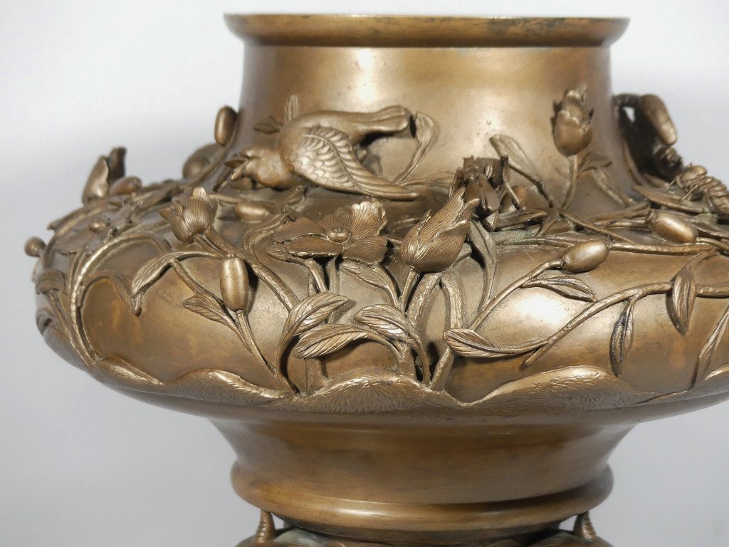 Naturalist Bronze Cache Pot With Insects And Flower In Relief, Japan Or China, 19th Century-photo-2