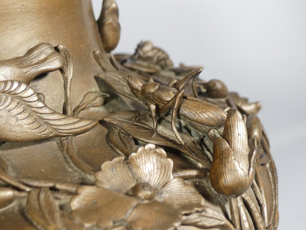 Naturalist Bronze Cache Pot With Insects And Flower In Relief, Japan Or China, 19th Century-photo-4