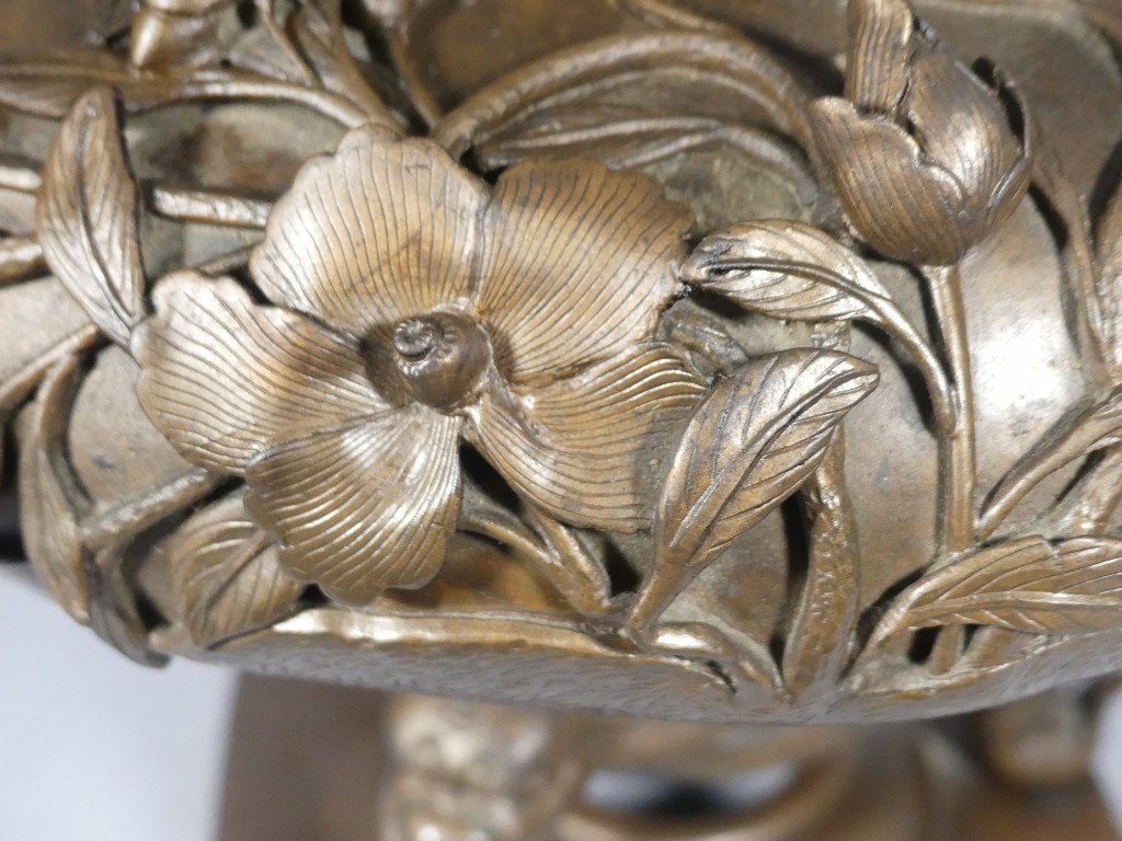 Naturalist Bronze Cache Pot With Insects And Flower In Relief, Japan Or China, 19th Century-photo-3