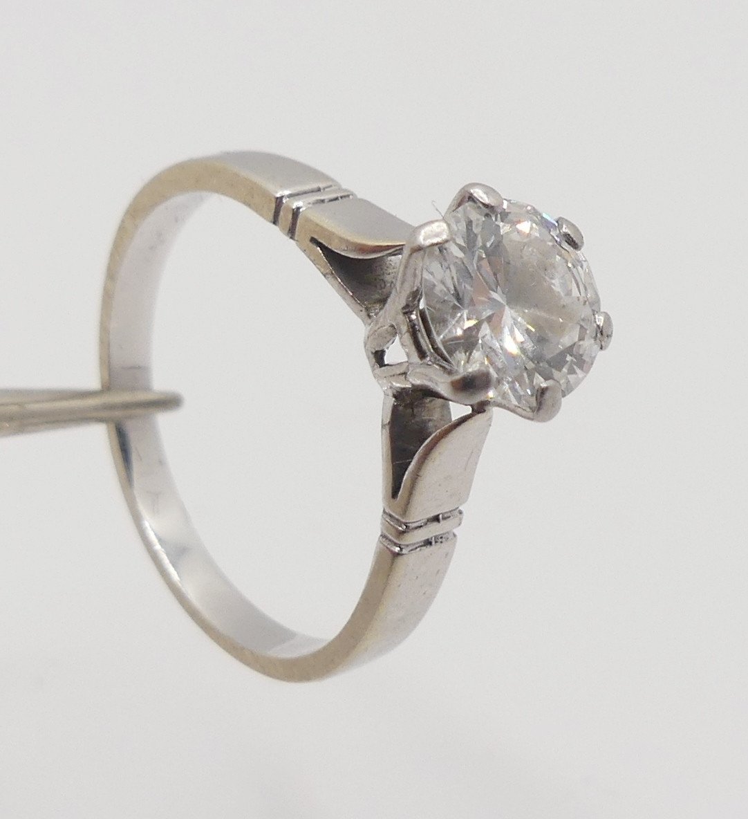 Bague Solitaire Diamant 1 Carat, Or Gris 18 Carats, époque 1960 Fiançailles