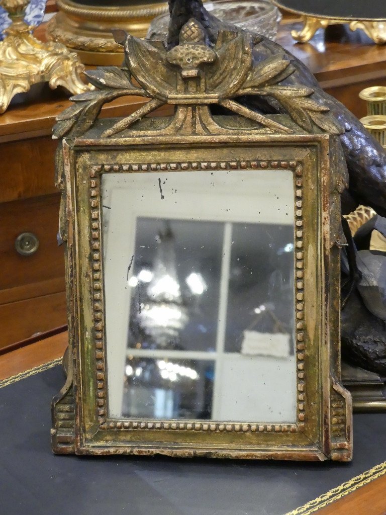 Tout Petit Miroir Louis XVI En Bois Doré, époque XVIII ème Siècle