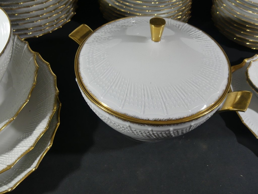 Service 12 Personnes En Porcelaine De Limoges, Décor En Relief Blanc Et Doré-photo-4