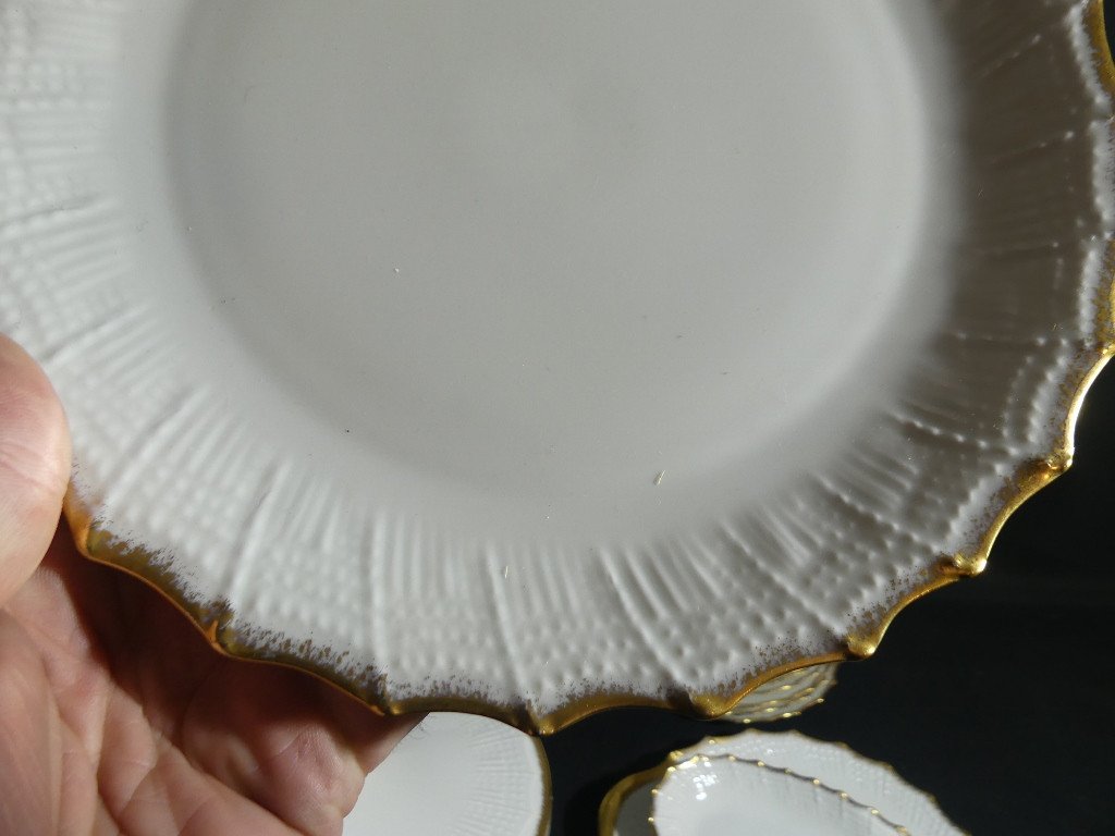 Service 12 Personnes En Porcelaine De Limoges, Décor En Relief Blanc Et Doré-photo-3