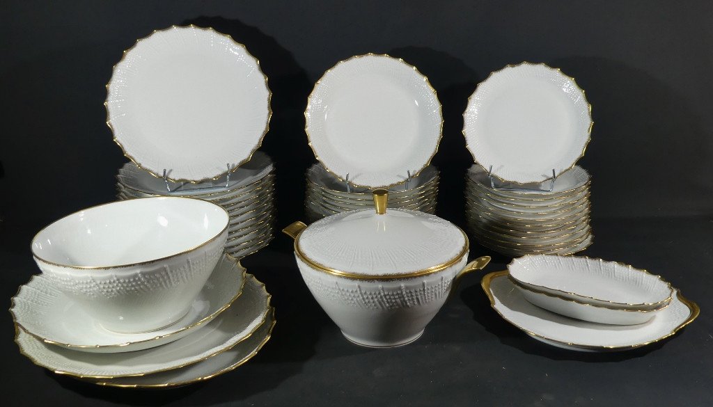 Service 12 Personnes En Porcelaine De Limoges, Décor En Relief Blanc Et Doré