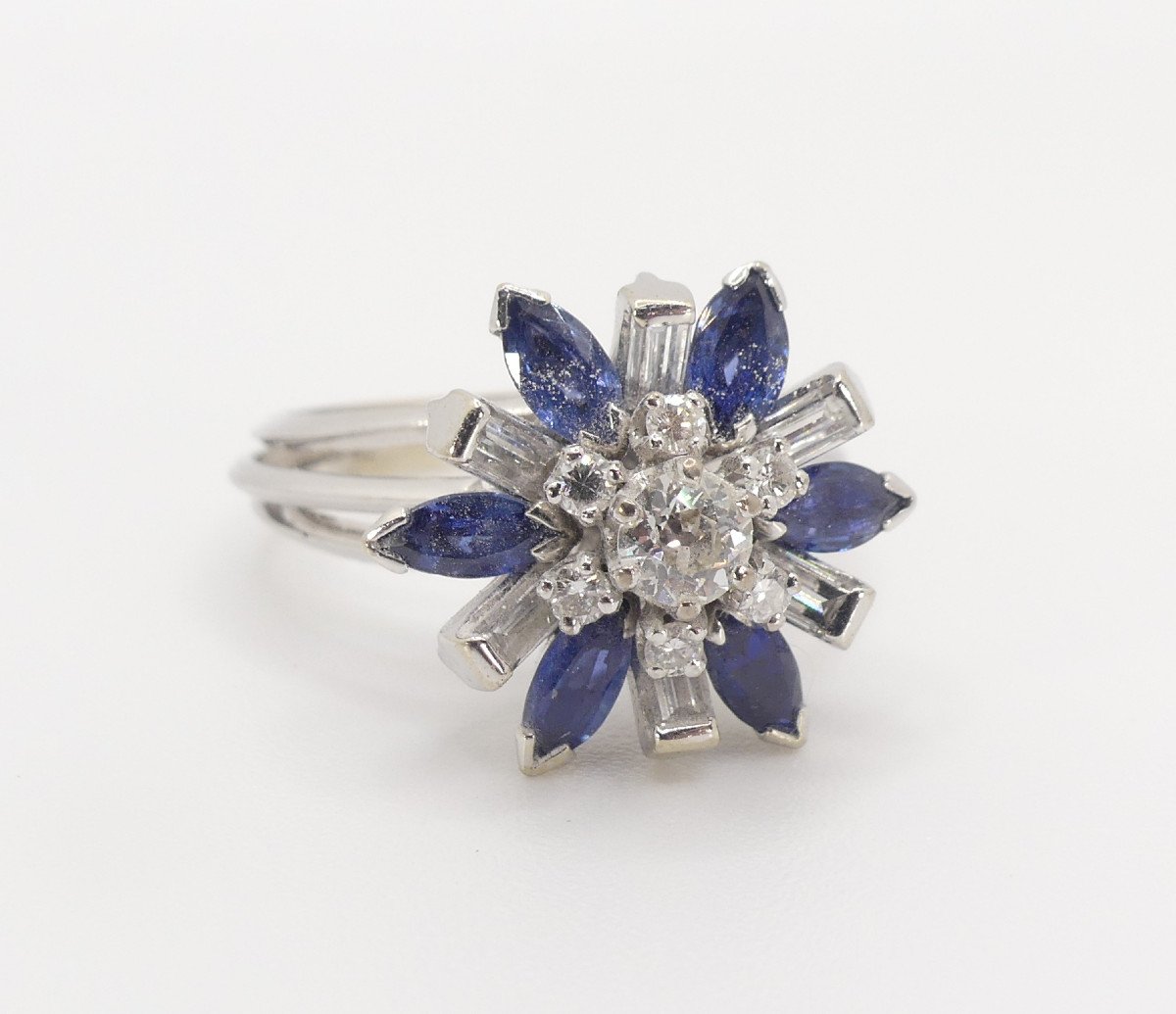 Bague Fleur En Or Blanc, Diamants Et Saphirs, époque 1950