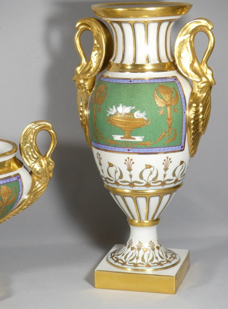 Garniture De Style Empire En Porcelaine Peinte à La Main, 2 Vases Cassolettes Et Une Coupe -photo-2