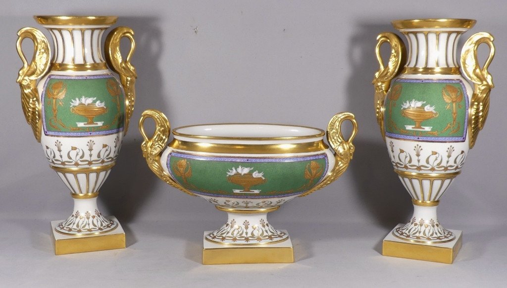 Garniture De Style Empire En Porcelaine Peinte à La Main, 2 Vases Cassolettes Et Une Coupe 