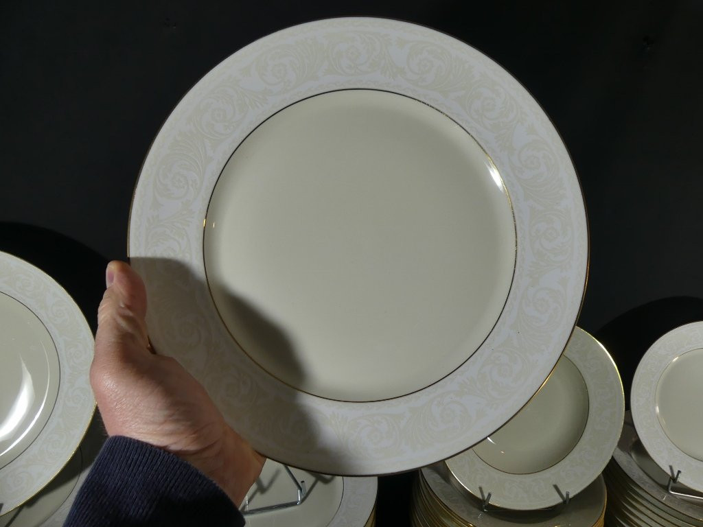 Haviland Limoges, Modèle Versailles Incrustation Biscuit Et Or, Service De Table 12 Personnes-photo-2