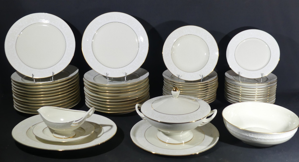 Haviland Limoges, Modèle Versailles Incrustation Biscuit Et Or, Service De Table 12 Personnes