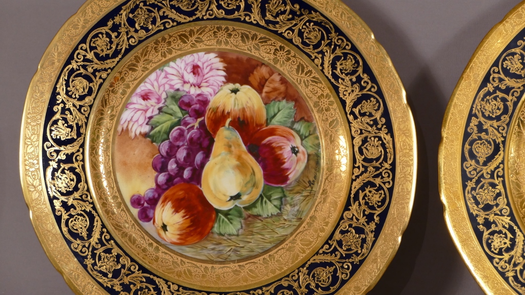 Duo Of Porcelain Decorative Plates Hand Painted Flowers And Fruit, Gold Inlay-photo-3