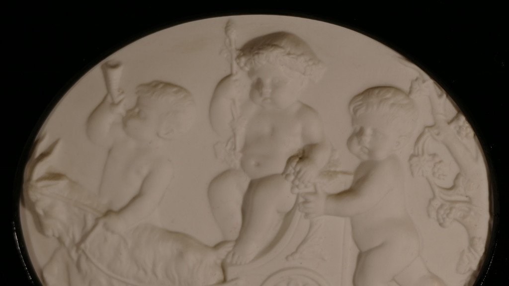 Neoclassical Medallion With Putti In Framed Porcelain Biscuit, XIXth Time-photo-1