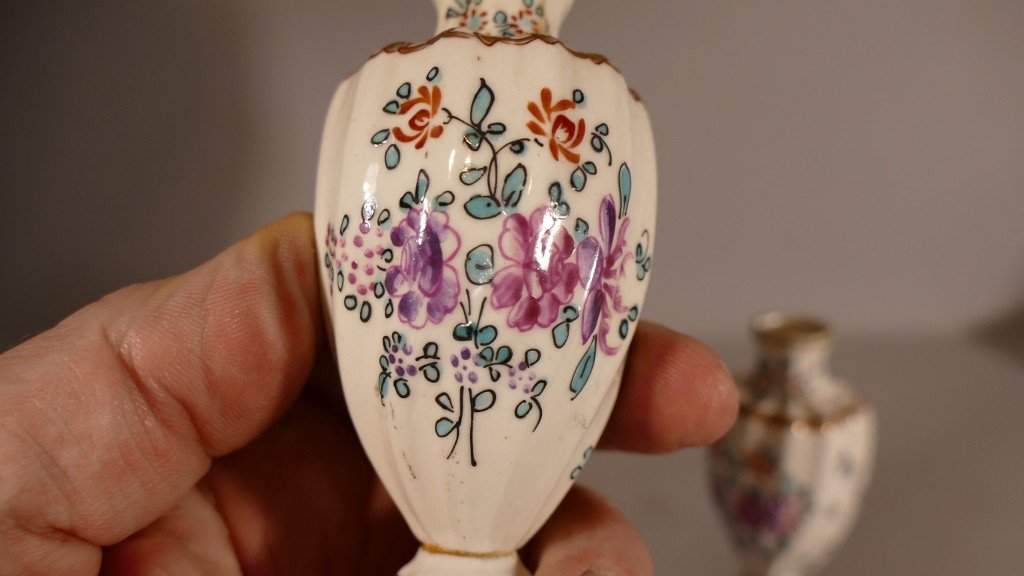 Paire De Petits Vases En Porcelaine Peinte à La Main De Fleurs, époque XIX ème-photo-3