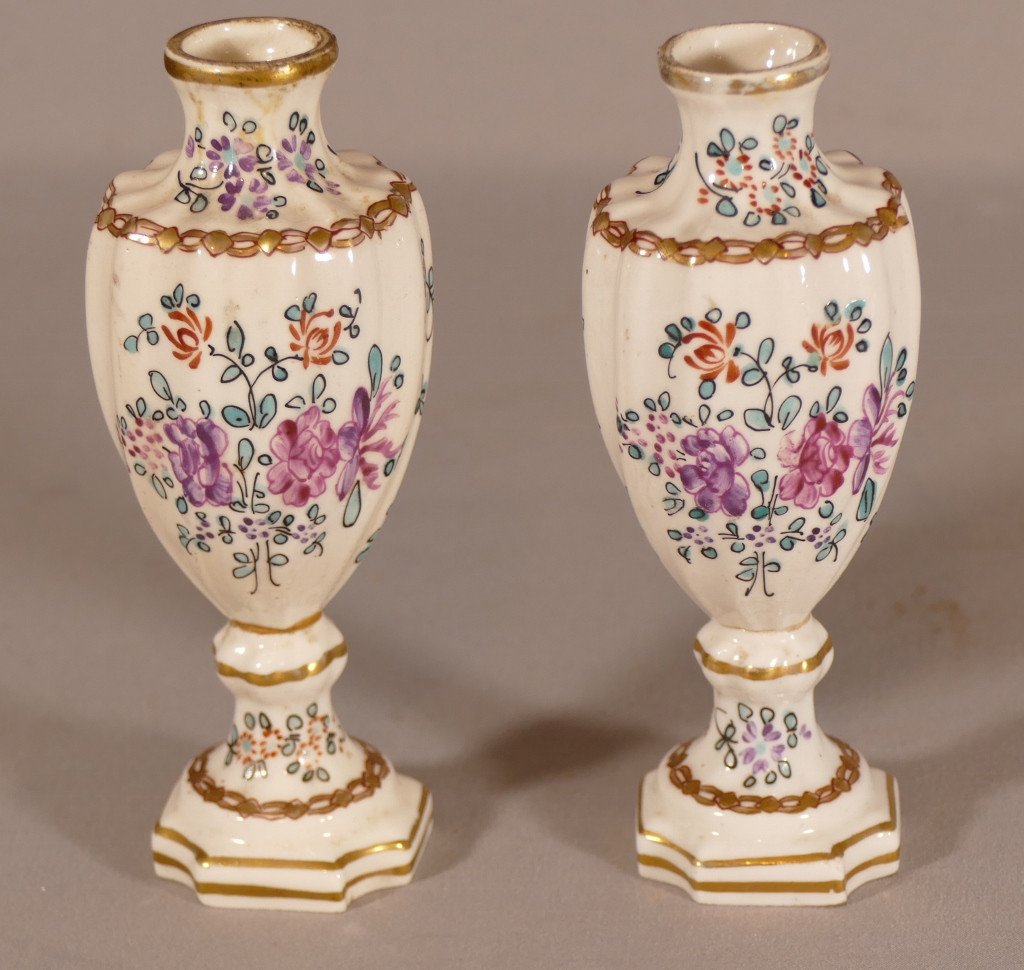 Paire De Petits Vases En Porcelaine Peinte à La Main De Fleurs, époque XIX ème