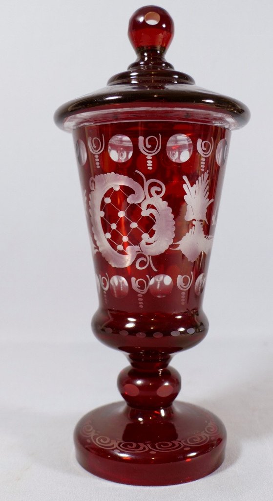 Drageoir, Covered Vase In Engraved Red Crystal From Bohemia, 20th Century