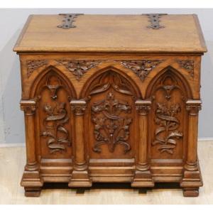 Renaissance Gothic Style Chest In Carved Oak Late XIXth Century