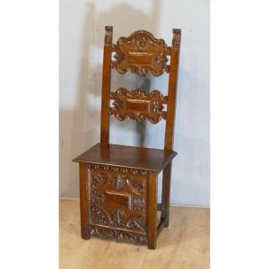 Italian Chair In Carved Walnut Seventeenth Century