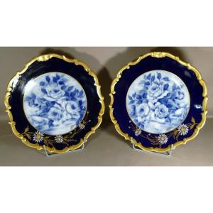 Paire De Plats Aux Roses Bleues, En Porcelaine Bleu De Four Et Dorure, époque XX ème