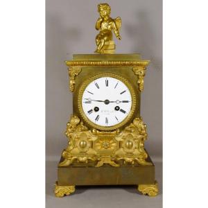 Charles X Borne Clock With Angelot In Gilt Bronze, Wb Promoli In Paris, 19th Century