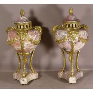 Paire De Cassolettes Louis XVI En Marbre Rose Veiné Et Bronze Doré Aux Béliers, époque XIX ème