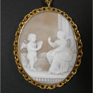 Pendentif Camée Coquillage Femme Et l'Angelot, époque XIX ème Siècle