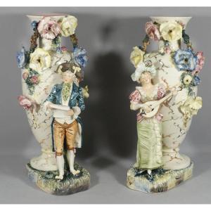 Italie Vers 1900, Paire De Vases En Céramique Couple Galant Musicien Et Fleurs En Relief