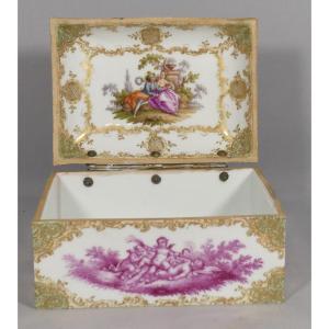 Magenta Putti Box After François Boucher In Porcelain, Meissen? 