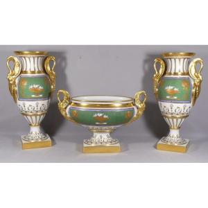 Garniture De Style Empire En Porcelaine Peinte à La Main, 2 Vases Cassolettes Et Une Coupe 