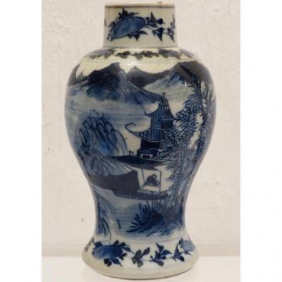 Vase Balustre En Porcelaine Bleu Et Blanc De Chine, Marque Kangxi, Fin XIX ème