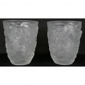 Paire De Vases Aux Angelots En Cristal Satiné, époque XX ème goût Lalique