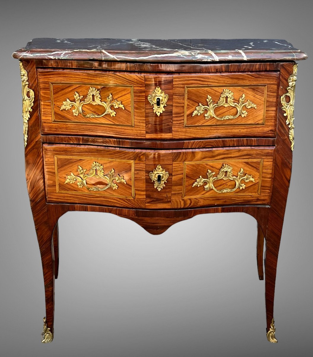 Commode Galbée XVIIIe époque Louis XV Estampillée " Ellaume " En Marqueterie