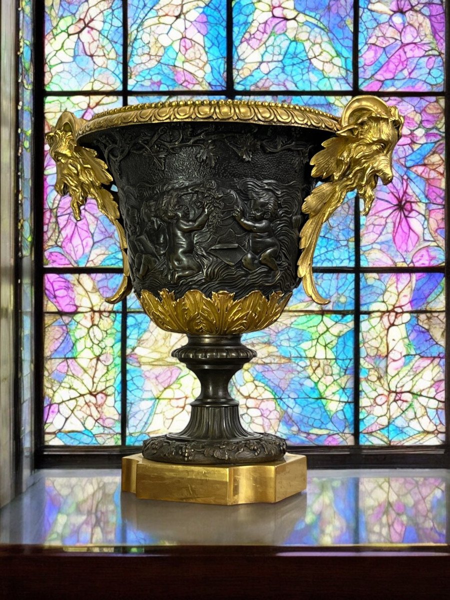 Coupe XIXe Empire En Bronze Patiné Et Doré A Décor De Putti Et Tête De Bélier