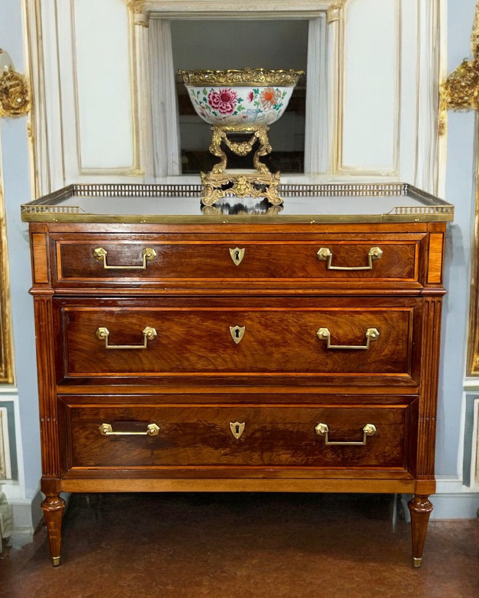 Commode 18e époque Louis XVI En Acajou Avec Dessus Marbre Et Galerie En Bronze-photo-2