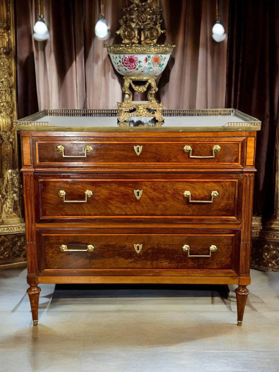 Commode 18e époque Louis XVI En Acajou Avec Dessus Marbre Et Galerie En Bronze-photo-3