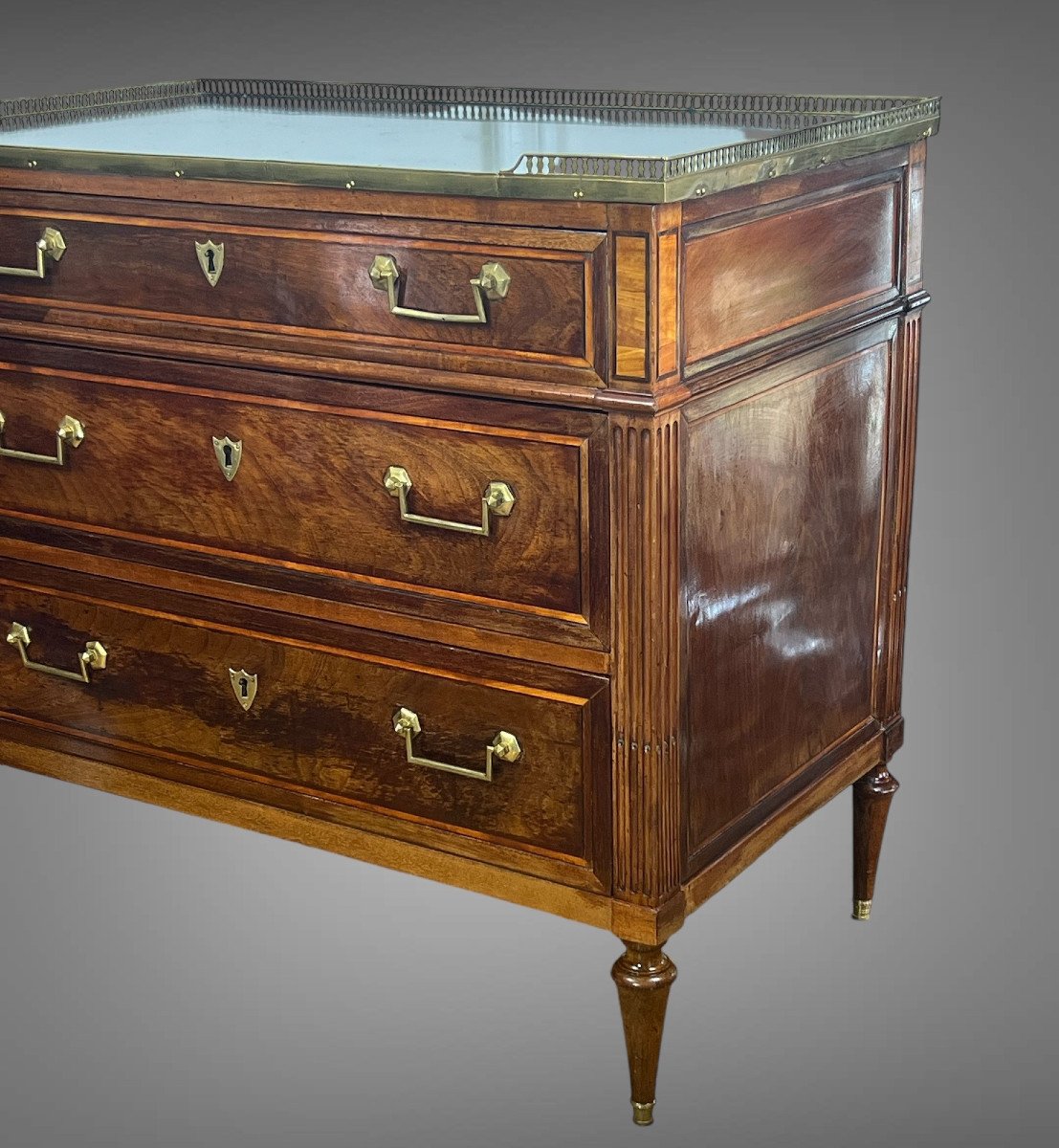 Commode 18e époque Louis XVI En Acajou Avec Dessus Marbre Et Galerie En Bronze-photo-3