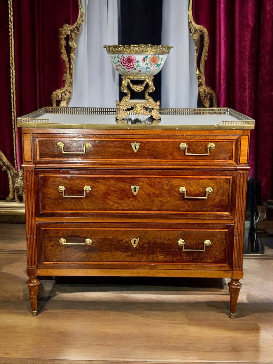 Commode 18e époque Louis XVI En Acajou Avec Dessus Marbre Et Galerie En Bronze