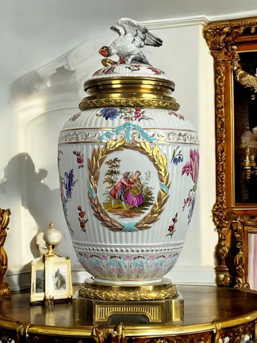 Covered Vase In Enamelled Porcelain With Romantic Scene Decor / Bronze Mount-photo-2