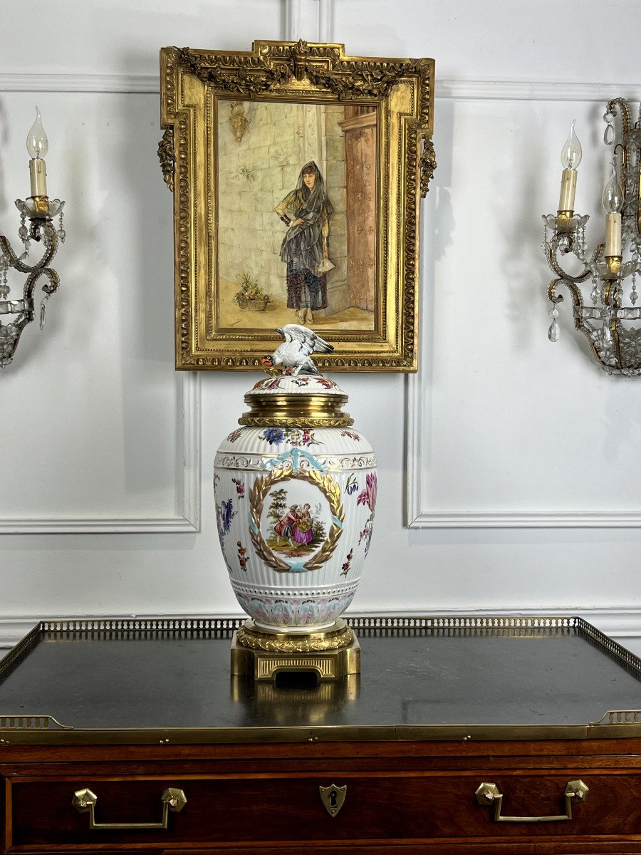 Covered Vase In Enamelled Porcelain With Romantic Scene Decor / Bronze Mount-photo-3