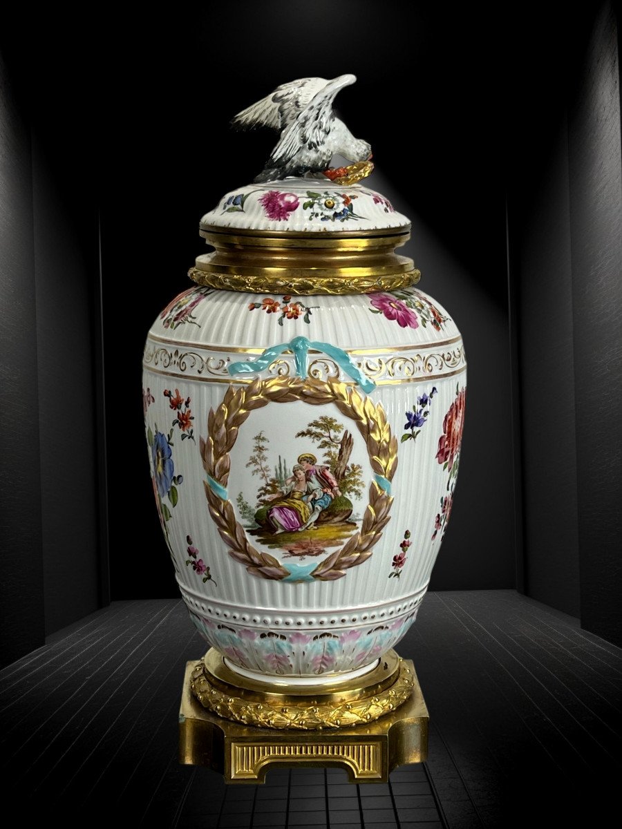 Covered Vase In Enamelled Porcelain With Romantic Scene Decor / Bronze Mount-photo-4