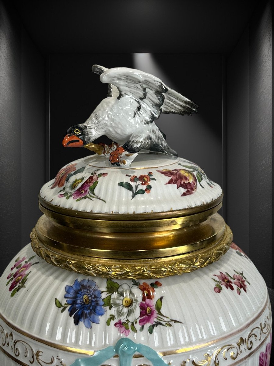 Covered Vase In Enamelled Porcelain With Romantic Scene Decor / Bronze Mount-photo-1