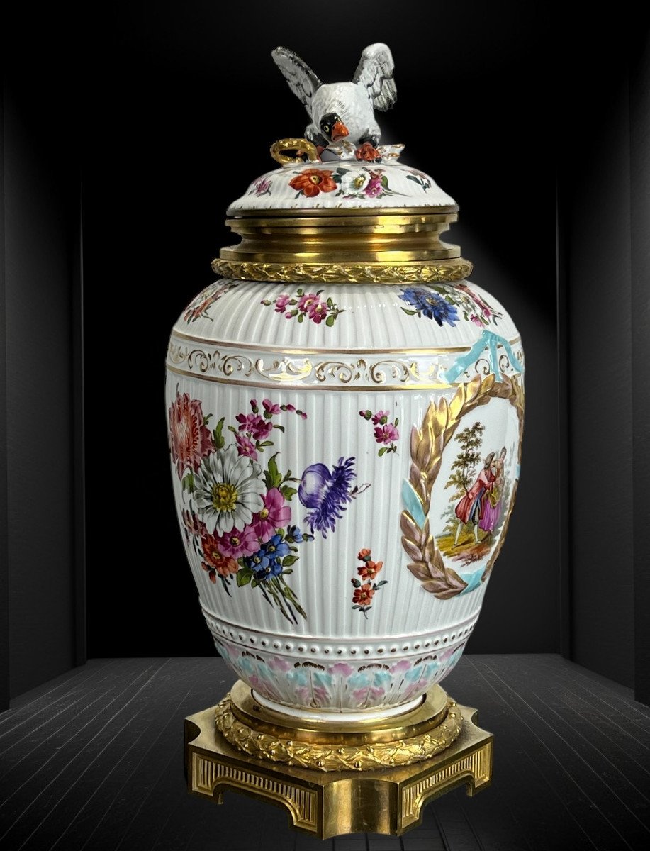 Covered Vase In Enamelled Porcelain With Romantic Scene Decor / Bronze Mount-photo-2